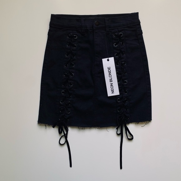 ⭐️ Host Pick ⭐️BNWT Neon Blonde / Black Tease Tie Skirt - Picture 2 of 6